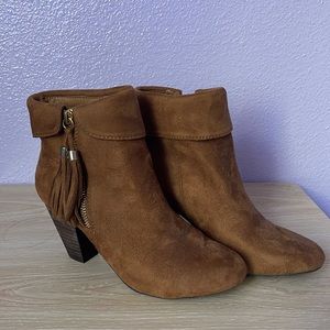 I am selling my boots. Only wear 2 times. Like new